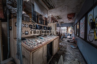 Michael, Abandoned Control Room (architektur, gebäude, interieur, lagerhaus, industrie, leerstehend, new york city, abandon, dreck, rost, rostig, allein, strafvollzugsanstalt, backstein, schutt, verfault, krankenhaus, tür, verschmutzt, röhren, bett, rahmen, mann, gasmaske, stuh)