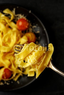 fotoatelie, Fettuccini pasta with cherry tomatoes and bacon on a fork (fettuccine, alfred, abzweigungen, hintergrund, schwarz, käse, kochen, kochen, kultur, köstlich, abendessen, gericht, mehl, essen, frisch, knoblauch, foodie, gesund, selbstgemacht, zutaten, italienisch, italien, lunch, mahlzeit, mittelmeer, nudel, parmesa)