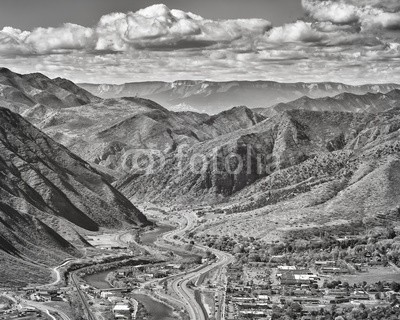MaciejBledowski, Black and white aerial picture of Glenwood Springs, Colorado, USA. (town, antenne, stadt, vale, berg, colorado, uns, reisen, landschaft, straße, rivers, natur, schwarzweiß, gefilter)