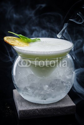 fotoatelie, Exotic alcoholic cocktail on a dark background. (cocktail, bar, restaurant, exotisch, alkohol, trinken, spirituose, getränke, obst, margarita, hintergrund, tropisch, whiskey, classic, objekt, martini, sirup, aperitif, close-up, wodka, mojito, cosmopolitan, soda, saft, frisch, alkoholiker, blau, curaca)