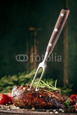 karepa, Filetfleisch vom Grill (Grillzeit) (grill, steak, tenderloin, rind, fleisch, feuer, frühling, sommer, rezept, gericht, rosmarin, kraut, hintergrund, rost, geröstet, barbecue, rösten, brennen, catering, close-up, dunkel, essen, flamme, glühen, holzkohlen, hot, kochen, köstlich, mahlzei)