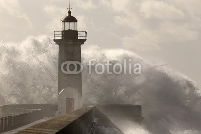 Zacarias da Mata, Detailed stormy wave over pier and lighthouse (stürmisch, meer, welle, groß, leuchtturm, weiß, portugal, porto, natur, pfeiler, farbe, himmel, licht, wasser, rivers, platsch, duero, tage, ozean, kräfte, energie, wetter, gefahr, fließen, wind, küste, klima, schwer, seelandschaft, dramatisch, stur)