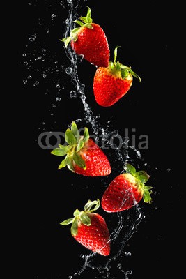 Alexander Raths, Strawberries in water splash (wasser, erdbeere, obst, rot, platsch, frisch, essen, hintergrund, natur, fallen lassen, welle, isoliert, gesund, bewegung, beere, absteigend, durchsichtig, waschend, strömend, close-up, makro, frische, klar, saftiges, kräuseln, erfrischend, wassertropfe)