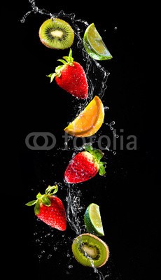 Alexander Raths, Fresh fruits falling in water splash (wasser, erdbeere, obst, rot, platsch, frisch, essen, hintergrund, natur, fallen lassen, welle, isoliert, gesund, bewegung, beere, absteigend, durchsichtig, waschend, strömend, close-up, makro, frische, klar, saftiges, kräuseln, erfrischend, wassertropfe)