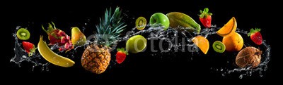 Alexander Raths, Fruits with water splash (ackerbau, hintergrund, beere, schwarz, sauber, klar, close-up, copy space, dunkel, diät, fallen lassen, essen, frisch, obst, grün, gesund, zutaten, saftiges, blatt, lebensstil, flüssigkeit, makro, natur, niemand, objekt, rot, erfrischend, erfrischen)