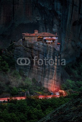 Cara-Foto, Abendstimmung in Meteora (fels, gebäude, haus, kloster, abend, nachts, licht, beleuchtung, stimmung, hoch, schwebend, meteor, ehemalig, glaube, religion, kultur, altertum, stimmung, geheimnisvoll, mystisch, astronomisches, set, höhlen, wandern, klettern, tourismus, griechenlan)