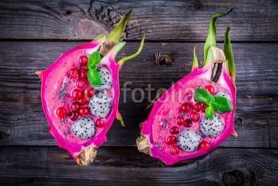 nblxer, Strawberry and raspberry.smoothie with pitaya, cranberry, mint and chia seeds (smoothie, schüssel, tropisch, essen, trinken, gesund, obst, essen, frische, farbe, organisch, diät, süss, frühstücken, nachspeise, vegetarisch, roh, lebensstil, rosa, vegan, close-up, rot, klima, reif, erfrischend, joghurt, beere, holz, vitamine, tisc)