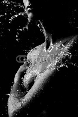 stasnds, Monochrome portrait of a beautiful young woman with splashes of water (ethnie, erwachsen, gesicht, körper, weiblich, menschlich, treatment, portrait, frau, jung, schönheit, wasser, frische, nass, kaukasier, pflege, schöner, wohlbefinden, 1, fallen lassen, gesund, person, reinheit, reinigend, horizontale, haut, gesundhei)