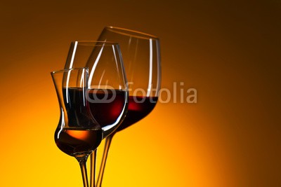 Igor Normann, glasses with red and white wine (wein, rotwein, weißwein, alkohol, weingut, trinken, weingläser, close-up, rot, silhouette, bar, alkoholiker, hintergrund, schwarz, weiß, getränke, bordeaux, cabernet, glas, foodie, flüssigkeit, merlot, restaurant, studio, lichtdurchlässi)