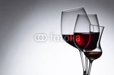 Igor Normann, glasses with red and white wine (wein, rotwein, weißwein, alkohol, weingut, trinken, weingläser, close-up, rot, silhouette, bar, alkoholiker, hintergrund, schwarz, weiß, getränke, bordeaux, cabernet, glas, foodie, flüssigkeit, merlot, restaurant, studio, lichtdurchlässi)