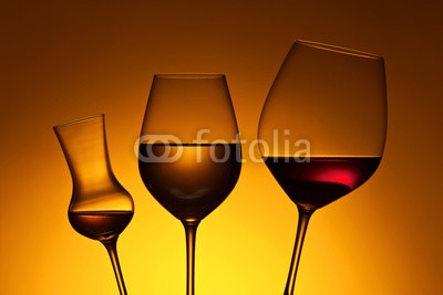 Igor Normann, glasses with red and white wine (wein, rotwein, weißwein, alkohol, weingut, trinken, weingläser, close-up, rot, silhouette, bar, alkoholiker, hintergrund, schwarz, weiß, getränke, bordeaux, cabernet, glas, foodie, flüssigkeit, merlot, restaurant, studio, lichtdurchlässi)