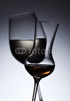 Igor Normann, Closeup of glasses with white wine (wein, rotwein, weißwein, alkohol, weingut, trinken, weingläser, close-up, rot, silhouette, bar, alkoholiker, hintergrund, schwarz, weiß, getränke, bordeaux, cabernet, glas, foodie, flüssigkeit, merlot, restaurant, studio, lichtdurchlässi)