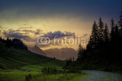 Nailia Schwarz, Evening in the Alps (abend, sonnenuntergang, alpen, europäisch, österreich, europa, berg, berg, dunkel, sonnenuntergang, stimmung, moody, sommer, grün, baum, baum, gebirgskette, salzburg, rot, glühen, glühend, schönheit, natur, pfad, straßen, wolkengebilde, bewölkt, ra)