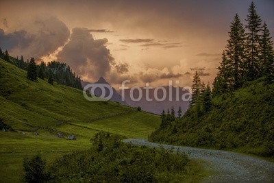 Nailia Schwarz, Evening in the Alps (abend, sonnenuntergang, alpen, europäisch, österreich, europa, berg, berg, dunkel, sonnenuntergang, stimmung, moody, sommer, grün, baum, baum, gebirgskette, salzburg, rot, glühen, glühend, schönheit, natur, pfad, straßen, wolkengebilde, bewölkt, ra)