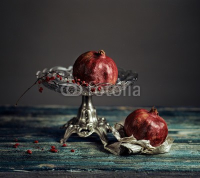 Nailia Schwarz, Pomegranate (stilleben, stilleben, stilleben, antikes, retro, jahrgang, granatäpfel, beere, beere, obst, obst, essen, cyan, rot, blau, glas, schüssel, metall, silber, intensiv, dunkel, untiefe, glänzend, küche, art déco, dekoration, dekorati)