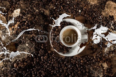 alphaspirit, Background of cup of coffee with milk (kaffee, tassen, holz, hölzern, milch, platsch, rasten, mocha, frühstücken, aromatisch, grunge, lebensstil, mug, essen, rustikal, koffein, braten, geschriebenes, cappuccino, samen, schreibtisch, lecker, espresso, zimmer, italienisch, tisch, imbis)