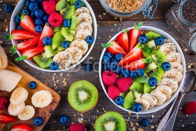 nblxer, Breakfast bowl: granola with banana, kiwi, raspberry, strawberry, blueberry and chia seeds (frühstücken, schüssel, müsli, smoothie, essen, gesund, essen, obst, frische, beere, blueberry, diät, joghurt, nachspeise, vegetarisch, organisch, mahlzeit, getreide, erdbeere, trinken, milch, süss, close-up, holz, hafer, rot, über, löffeln, ro)