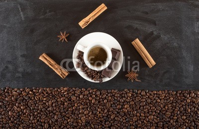 alphaspirit, Background of cup coffee beans with cinnamon and anise (kaffee, hintergrund, schwarz, board, tassen, zimt, anis, retro, getränke, samen, rasten, imbiss, kreide, trinken, aromatisch, kunst, essen, cappuccino, korn, braun, banner, lebensstil, schultafel, koffein, rustikal, dekoration, mocha, entspannung, ba)