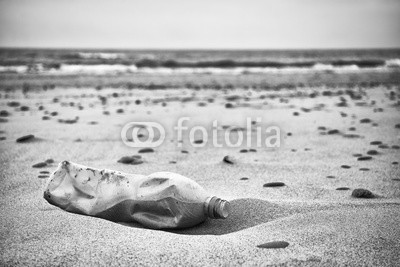 MaciejBledowski, Black and white picture of an empty plastic bottle left on a beach, selective focus, environmental pollution concept picture. (strand, müll, plastik, flasche, umweltverschmutzung, wurf, schwarzweiß, küste, bauschutt, ozean, abfall, meer, trash, umwelt, verunreinigung, gefiltert, konzept, bil)