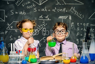 Andrey Kiselev, two little scientists (kind, wissenschaftler, chemie, biologie, labor, entdeckung, ausbildung, analysierend, biotechnologie, schultafel, flasche, junge, chemiker, kind, kindheit, klug, ausstattung, emotional, experiment, weiblich, spassig, mädchen, glas, glas, freudi)