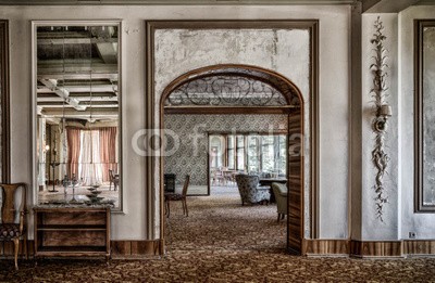 portishead5, Altes dämonisches Grand Hotel (leerstehend, hotel, bejahrt, verfallen, verschmutzt, ruine, tapete, schimmel, unordnung, verwesen, hausrat, bett, kaputt, unbewohnt, haus, grand hotel, zimmer, jugendstil, ornament, vergessen, zu verkaufen, spröde, stuhl, couch, gardine, treppe, frailt)