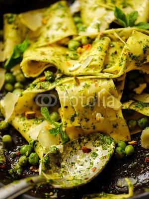 fotoatelie, Close-Up of Pappardelle Pasta with peas, pesto, mint and cheese in pan. (pappardelle, pasta, erbsen, pesto, minzen, käse, tagliatelle, bistro, essen, makkaroni, vegan, hintergrund, basilikum, catering, classic, schließen, close-up, bunt, würze, kochen, kochen, köstlich, abendessen, gericht, ricotta, essen, frisch, gran)