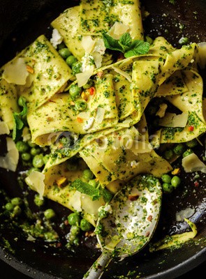 fotoatelie, Close-Up of Pappardelle Pasta with peas, pesto, mint and cheese in pan. (pappardelle, pasta, erbsen, pesto, minzen, käse, tagliatelle, bistro, essen, makkaroni, vegan, hintergrund, basilikum, catering, classic, schließen, close-up, bunt, würze, kochen, kochen, köstlich, abendessen, gericht, ricotta, essen, frisch, gran)
