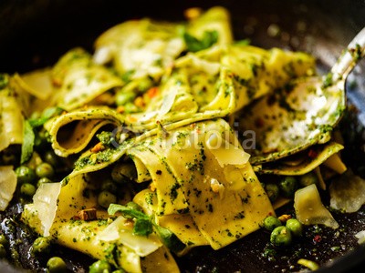 fotoatelie, Close-Up of Pappardelle Pasta with peas, pesto, mint and cheese in pan. (pappardelle, pasta, erbsen, pesto, minzen, käse, tagliatelle, bistro, essen, makkaroni, vegan, hintergrund, basilikum, catering, classic, schließen, close-up, bunt, würze, kochen, kochen, köstlich, abendessen, gericht, ricotta, essen, frisch, gran)