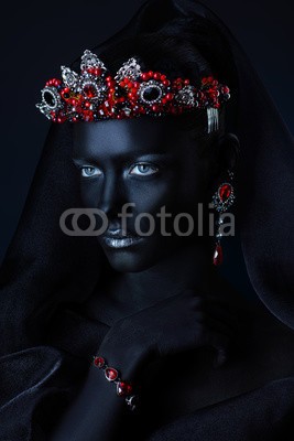 Andrey Kiselev, african queen in tiara (frau, königlich, tiara, rubine, schmück, luxus, kunst, schöner, schönheit, schwarz, körper, glanz, drapiert, konzept, kosmetik, crown, dunkel, diadem, ohrring, eleganze, teuer, gesicht, gestalten, weiblich, könig, mädchen, glamour, blicken, glänze)