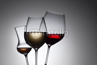 Igor Normann, glasses with red and white wine (wein, rotwein, weißwein, alkohol, weingut, trinken, weingläser, close-up, rot, silhouette, bar, alkoholiker, hintergrund, schwarz, weiß, getränke, bordeaux, cabernet, glas, foodie, flüssigkeit, merlot, restaurant, studio, lichtdurchlässi)