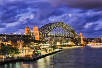 Taras Vyshnya, Sy Bridge Close Fr Circular quay (wölben, architektur, brücke, feier, stadt, bunt, hafen, orientierungspunkt, mast, besinnung, sydney, tourismus, reisen, urbano, wasser, nsw, australien, stadtlandschaft, beleuchtung, licht, seitenansicht, menschenmenge, terminal, waterfront, gelande)