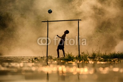 sutiporn, Soccer The boy silhouette  playing football in the river Thailand and Laos (aktion, betätigung, ball, junge, wettbewerb, abend, aufgaben, feld, fußball, spaß, spiel, ziele, kind, licht, bewegung, natur, leute, person, spiel, player, schuß, silhouette, himmel, fussball, sport, sommer, sonnenuntergang, gespann, jung, akti)