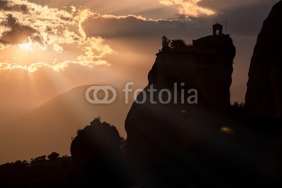 Cara-Foto, Stimmungsvoller Himmel über der Felslandschaft von Meteora (himmel, färbung, wolken, sonne, leuchtend, glühend, leuchten, sonnenstrahl, gewitter, eindrucksvoll, picturesque, fels, schatten, schwarz, stimmung, stimmung, ausblick, landschaft, felsig, gebirgig, einzigartig, schroff, mystisch, hoheitsvoll, meteo)