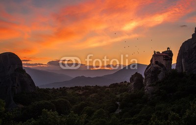 Cara-Foto, Malerischer Sonnenaufgang über den Meteora Klöstern (himmel, färbung, sonnenaufgang, morgens, leuchtend, bunt, dramatisch, eindrucksvoll, traumhaft, atemberaubend, picturesque, vögel, fels, schatten, schwarz, stimmung, stimmung, ausblick, landschaft, felsig, gebirgig, schroff, mystisch, hoheitsvol)