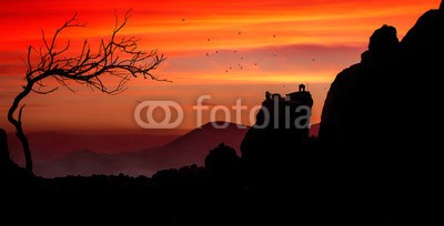 Cara-Foto, Dramatischer Sonnenuntergang über Felslandschaft (himmel, färbung, sonnenuntergang, sonnenuntergang, abendröte, leuchtend, bunt, dramatisch, eindrucksvoll, traumhaft, atemberaubend, picturesque, vögel, baum, ast, fels, kloster, schatten, schwarz, silhouette, stimmung, stimmung, landschaft, felsi)