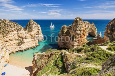 kite_rin, Beautiful bay near Lagos town, Algarve region, Portugal (portugal, lagos, strand, landschaft, ozean, algarve, küste, reiseziel, küste, grün, reisen, anblick, fels, konzept, sand, froh, schwimmenten, landschaft, sommer, regenschirm, blau, portugiesisch, schönheit, seelandschaft, himmel, boot, landschaftlic)