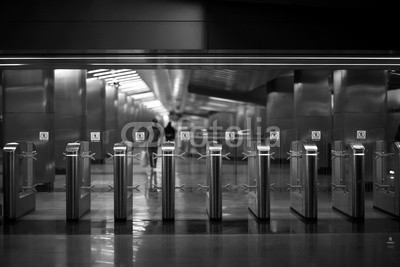 kichigin19, Checkpoint in the metro at the entrance (schwarzweiß, posters, weiß, schwarz, dunkel, grau, monochrom, tapete, ubahn, station, zug, interieur, u-bahn, verkehr, urbano, stadt, öffentliche, transport, bahn, eisenbahn, tür, erreichbarkeit, ausfahrt, eingang, gebäude, underground, tor, syste)