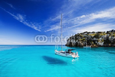 kite_rin, Beautiful bay with sailing boats, Menorca island, Spain (hügel, insel, küste, reiseziel, tropisch, spanien, reisen, erstaunlich, anblick, tage, europäisch, urlaub, froh, landschaft, luxus, griechenland, sommer, griechen, yacht, ägäisches meer, touristen, lagune, transport, segelboot, strand, farbe, bla)
