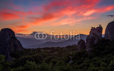 Cara-Foto, Steile Sandsteinfelsen mit Klöstern vor dramatischenSonnenuntergang (fels, landschaft, gebäude, himmel, sonnenuntergang, schroff, abschüssige, leuchtend, wald, berg, hoheitsvoll, weite, stille, natur, beschaulichkeit, meteor, denkmal, ehemalig, eindrucksvoll, sport, hinreißend, hübsch, strahlende, gold, lonely, religiö)