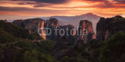 Cara-Foto, wilde zerklüftete hohe Felsen vor Sonnenuntergang (landschaft, fels, himmel, sonnenuntergang, schroff, abschüssige, leuchtend, wald, berg, hoheitsvoll, weite, stille, natur, beschaulichkeit, meteor, denkmal, ehemalig, eindrucksvoll, sport, hinreißend, hübsch, strahlende, gold, lonely, religiös, höhle)