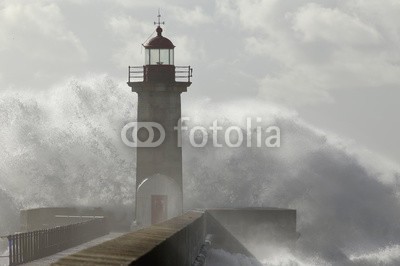 Zacarias da Mata, Big wave against lighthouse (leuchtturm, weiß, groß, licht, meer, natur, welle, pfeiler, farbe, portugal, stürmisch, wasser, landschaft, tage, ozean, kräfte, energie, wetter, gefahr, fließen, wind, küste, schwer, seelandschaft, nebel, dramatisch, sturm, atlantic, katastroph)