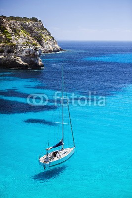 kite_rin, Beautiful bay with sailing yacht in Mediterranean sea. Travel and active lifestyle concept (ägäisches meer, erstaunlich, bellen, strand, blau, boot, küste, farbe, korfu, kreta, tage, reiseziel, europa, europäisch, griechenland, griechen, hügel, urlaub, idyllisch, insel, lagune, landschaft, luxus, mallorca, mittelmeer, natur, ozean, resor)