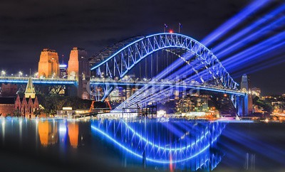 Taras Vyshnya, Sy vivid 17 Bridge Beams Reflect (wölben, architektur, brücke, stadt, bunt, unterhaltung, event, hafen, kaleidoskope, orientierungspunkt, mast, besinnung, sydney, tourismus, reisen, urbano, nsw, australien, stadtlandschaft, beleuchtung, licht, show, seitenansicht, saturiert, nach)