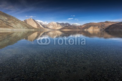 Sakrapee Nopparat, Reflection of Mountains on Pangong Lake with blue sky background. Leh, Ladakh, India. (ladakh, see, indien, kaschmir, hintergrund, weiß, tibet, reisen, natur, blau, himmel, wasser, höhenlage, anblick, tourismus, hoch, asien, berg, hügel, skala, trekking, asiatisch, natürlich, landschaft, umwelt, fels, wolken, orientierungspunkt, farb)
