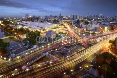 Sakrapee Nopparat, Road traffic at Bangkok city with skyline at night by technic long exposure shoot, Thailand. (stadt, straßen, verkehr, lang, feier, nacht, gebäude, neu, himmel, büro, reisen, stadtlandschaft, downtown, anblick, orientierungspunkt, sonnenuntergang, business, licht, architektur, skyscraper, groß, urbano, tourismus, hoch, berühmt, hintergrun)