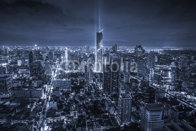 Sakrapee Nopparat, Business buildings at Bangkok city with skyline at night, Monochrome style, Thailand. (stadt, skyline, nacht, gebäude, monochrom, neu, himmel, büro, reisen, stadtlandschaft, downtown, anblick, orientierungspunkt, sonnenuntergang, business, licht, architektur, skyscraper, groß, urbano, tourismus, hoch, berühmt, hintergrund, oberteil)