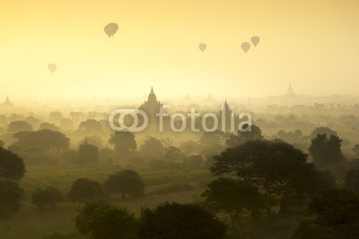 Sakrapee Nopparat, Hot air balloons fly over the pagoda ancient city field on silhouette sunrise scene at Bagan Myanmar. (bagan, burma, sprechblase, burma, uralt, asien, silhouette, pagode, tempel, sonnenaufgang, architektur, landschaft, buddhist, anblick, religion, orientierungspunkt, morgens, religiös, erbschaft, stupa, birmanisch, landschaftlich, natur, reise)