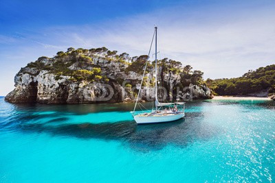 kite_rin, Beautiful bay with sailing boats, Mediterranean sea (ägäisches meer, erstaunlich, bellen, strand, blau, boot, küste, farbe, korfu, kreta, tage, reiseziel, europa, europäisch, griechenland, griechen, hügel, urlaub, idyllisch, insel, lagune, landschaft, luxus, mallorca, mittelmeer, natur, ozean, resor)