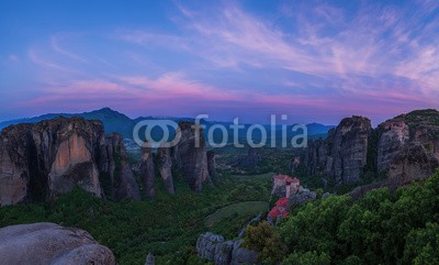 Cara-Foto, Felslandschaft mit Klöstern und bei Sonnenuntergang mit traumhafter Beleuchtung (landschaft, fels, gebäude, haus, kloster, abend, nachts, sonnenuntergang, färbung, blau, lila, licht, beleuchtung, stimmung, stimmung, traumhaft, geheimnisvoll, mystisch, himmel, göttlich, wolken, meteor, ehemalig, glaube, religion, kultur, altertum, se)
