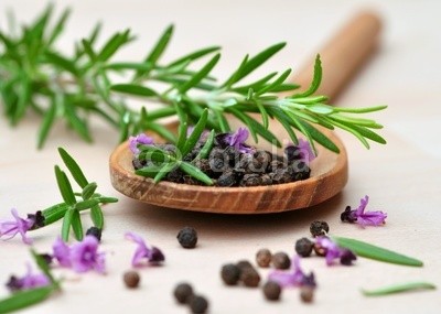 emmi, schwarzer pfeffer - kräuterküche (pfeffer, pfefferkörner, kraut, kraut, zutaten, rosmarin, basilikum, blume, küche, flavour, kochen, rezept, natürlich, kochlöffel, männer, corn, essen, aroma, weinen, aromatisch, makro, geschmack, aroma, gesund, gericht, mahlzeit, abendessen, natu)